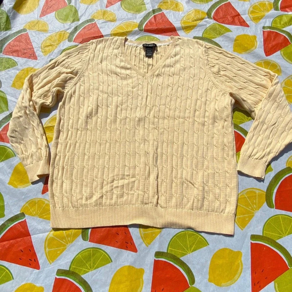 Cable knit yellow chainlink V-neck sweater 
Tagged a size 22/24 - Picture 1 of 3
